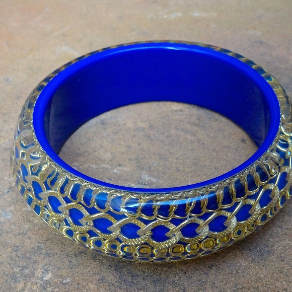 Vintage Retro 80s Lucite Big Blue Resin Bangle Gold Chain Statement Bracelet - Picture 4 of 8